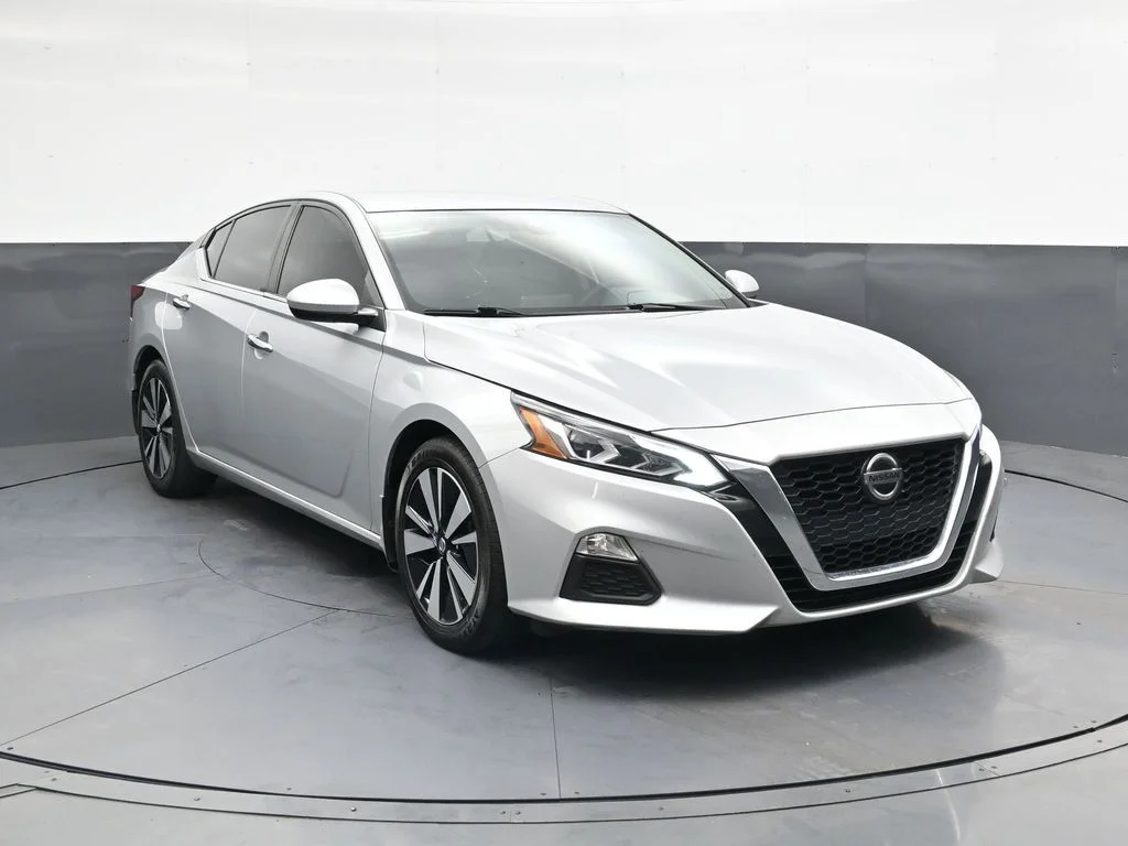 Used 2022 Silver Nissan 2.5 SV image 2