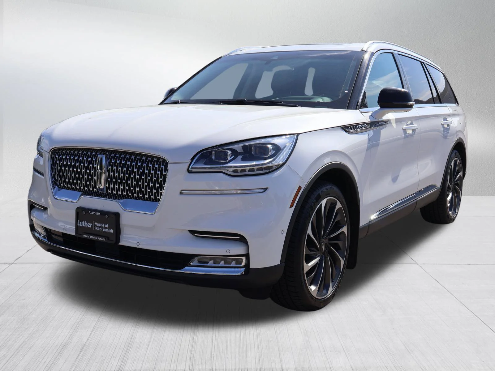 Used 2023 Pristine White Metallic Tri-Coat Lincoln Reserve image 3