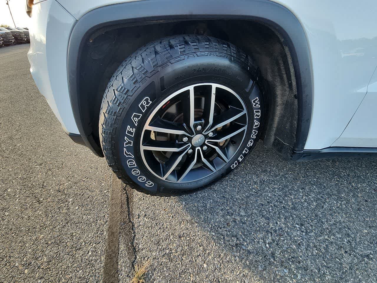 Used 2018 Bright White Clearcoat Jeep Trailhawk image 11
