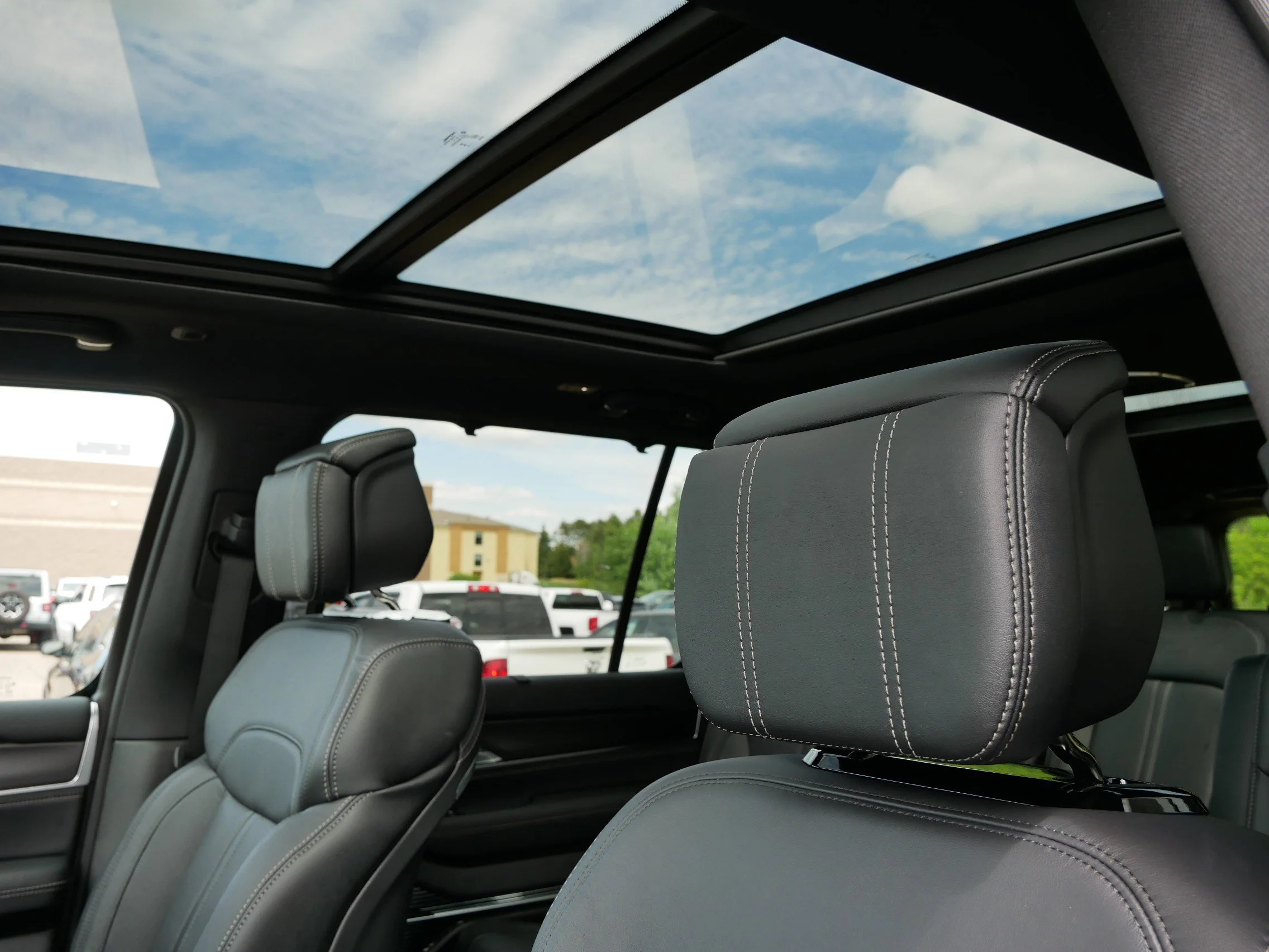 New 2026 High Gloss Black Exterior Paint Jeep Summit Obsidian image 14