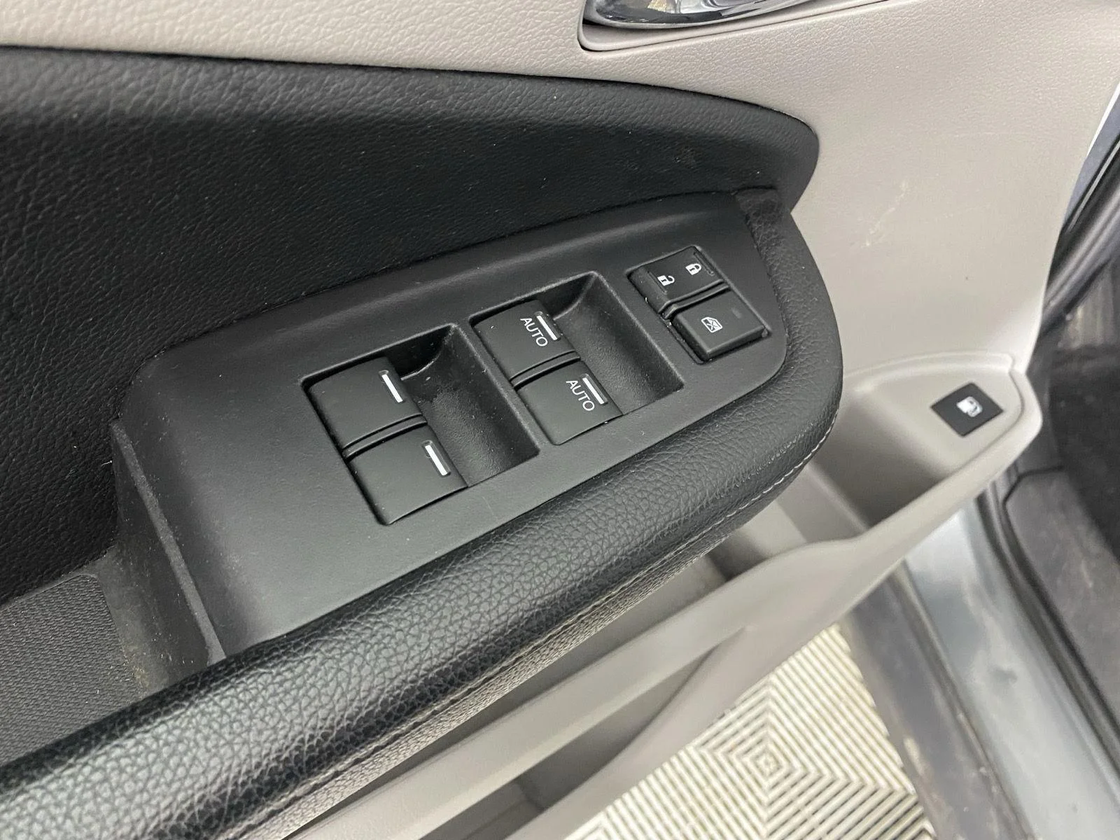 Used 2019 Forest Mist Metallic Honda RTL image 17