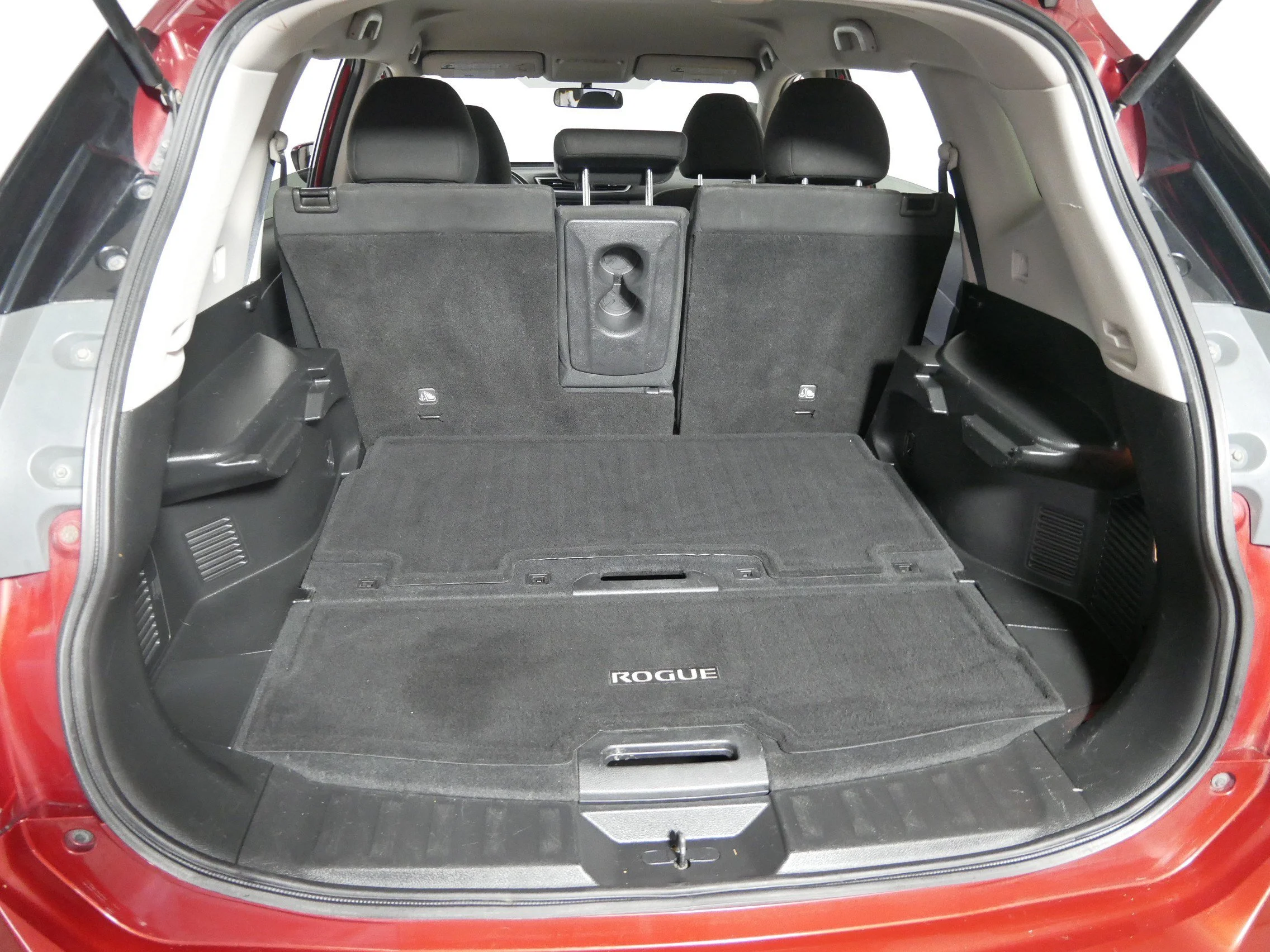 Used 2016 Cayenne Red Nissan S image 18