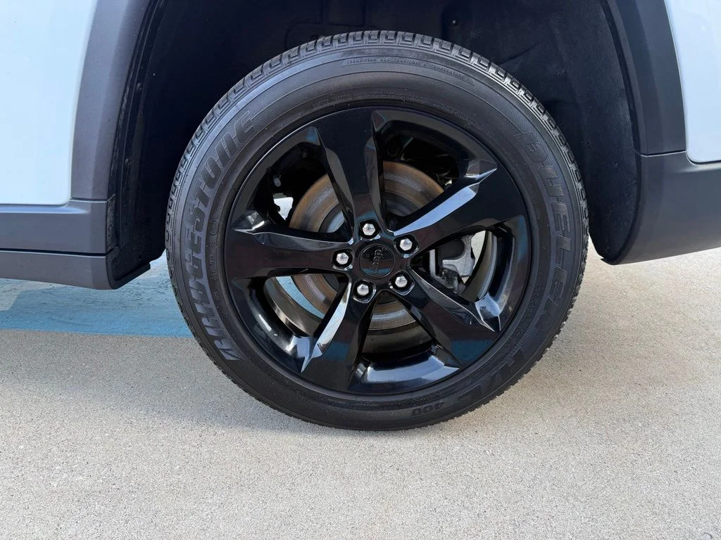 Used 2023 White Jeep Altitude image 12
