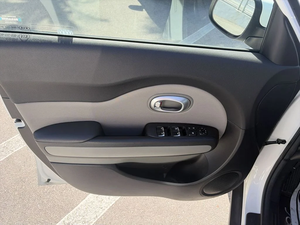 Used 2018 White Kia Base image 29