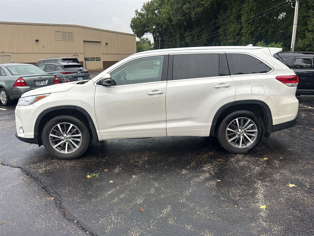 Used 2017  Toyota XLE image 6