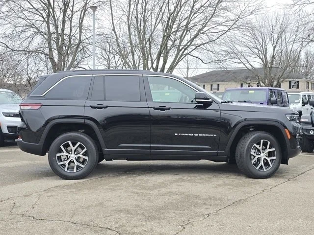 New 2025 Diamond Black Crystal Pearlcoat Jeep Limited image 32