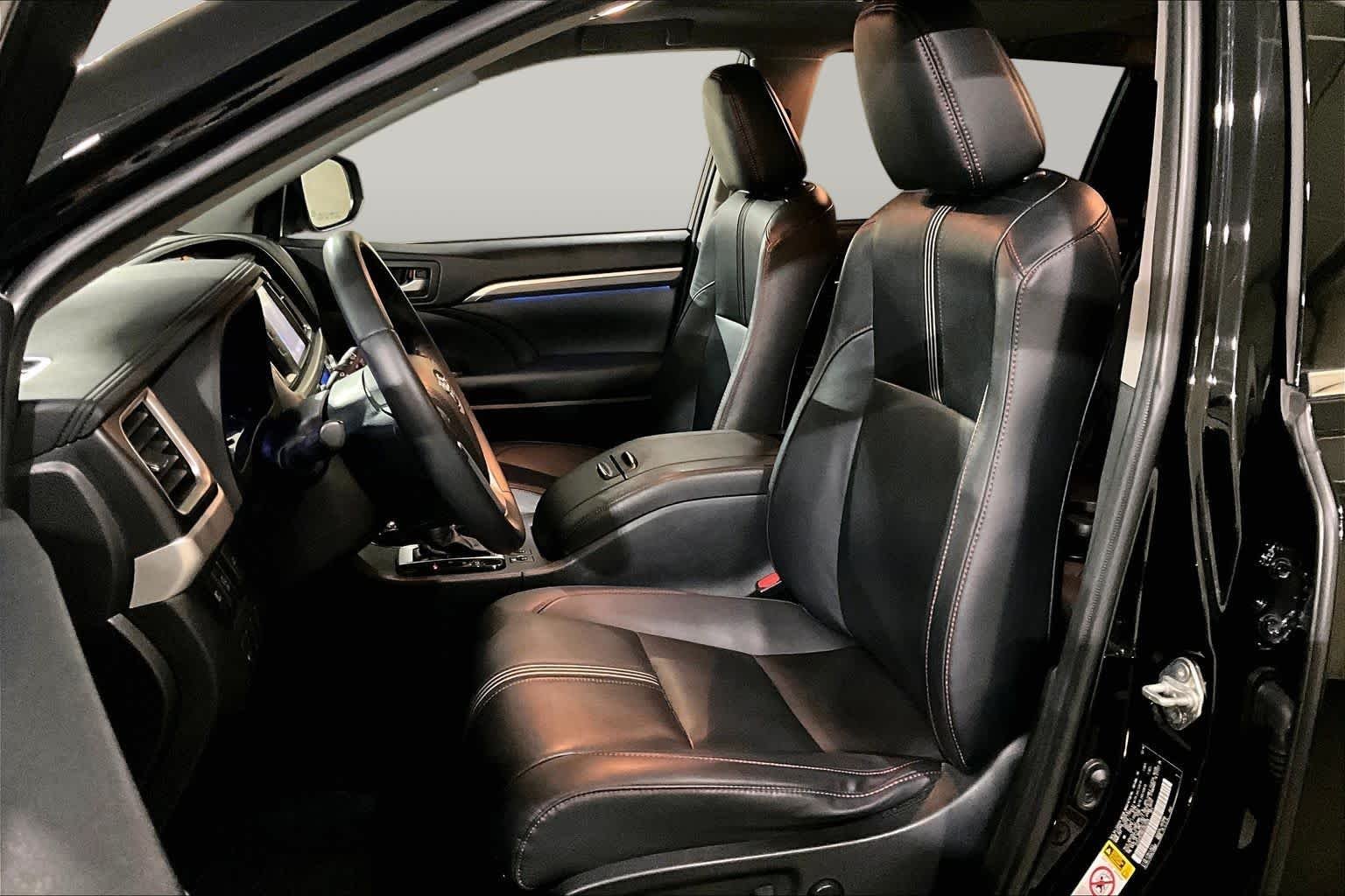 Used 2019 Midnight Black Metallic Toyota SE image 8