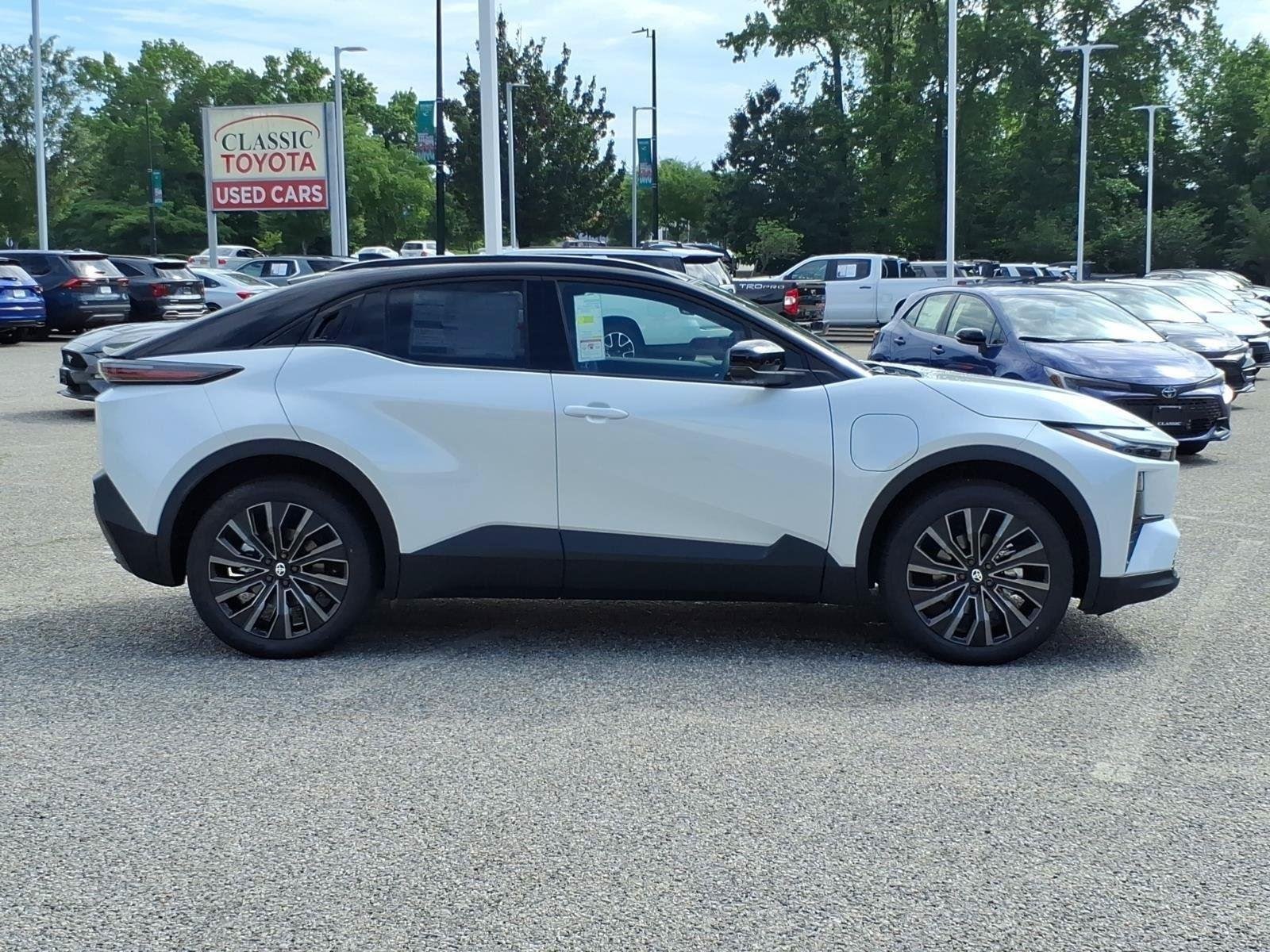 New 2026 Wind Chill Pearl with Midnight Black Metallic roof Toyota XSE image 6