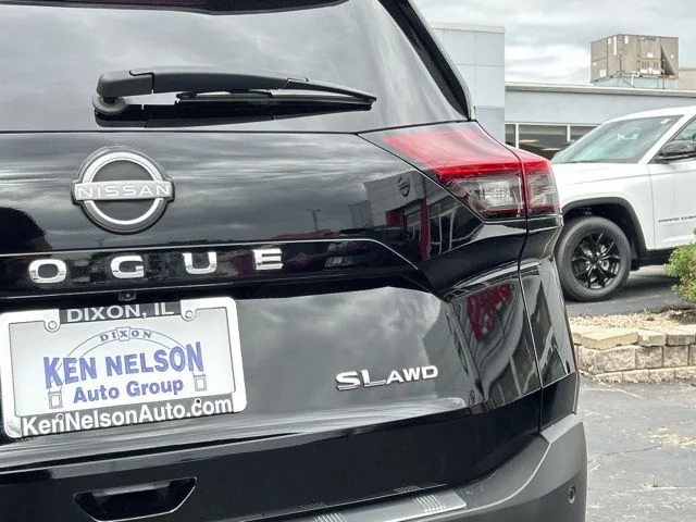 Used 2022 Black Nissan SL image 5