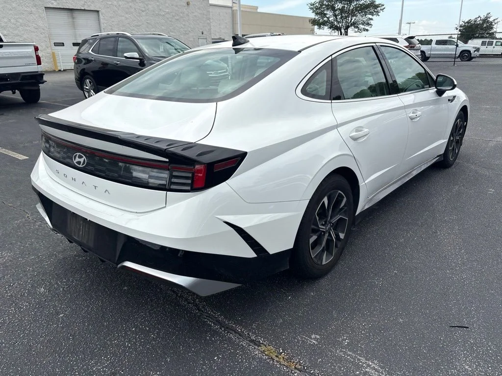 Used 2025 White Hyundai SEL image 3