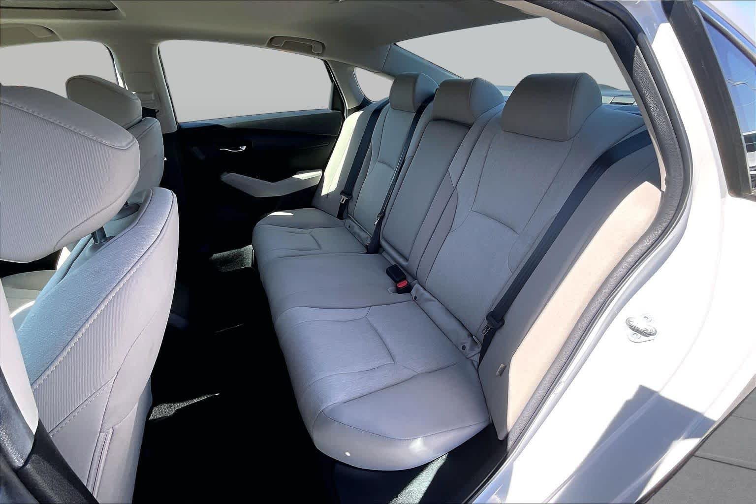 Used 2024 Platinum White Pearl Honda EX image 19