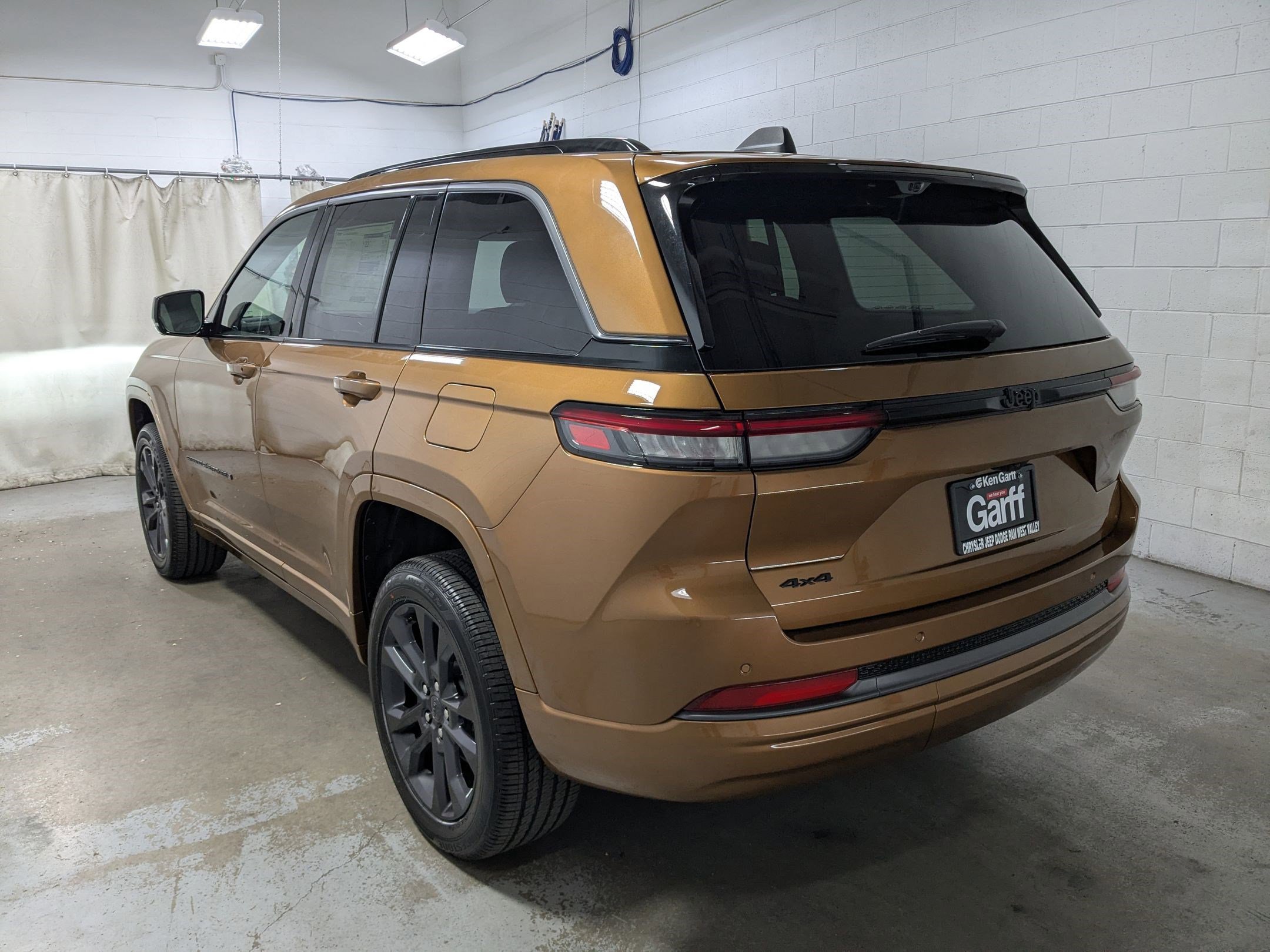 New 2026 Copper Shino Metallic Clear-Coat Exterior Paint Jeep Limited Reserve image 7