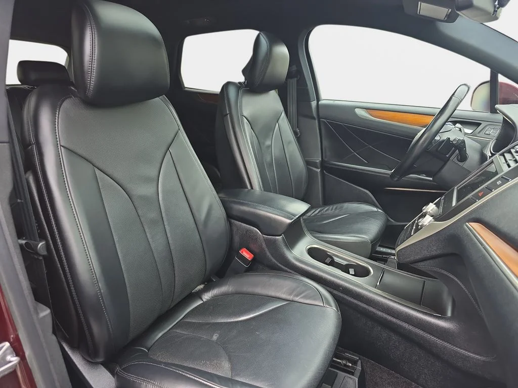 Used 2017 Red Lincoln Reserve image 10