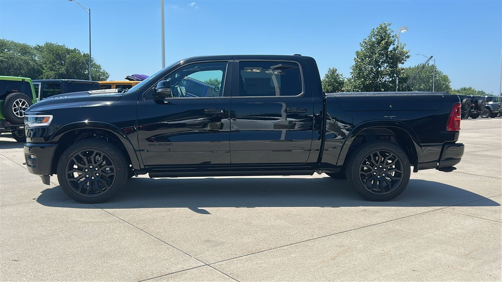 New 2026 Diamond Black Crystal Pearl-Coat Exterior Paint RAM Limited image 7