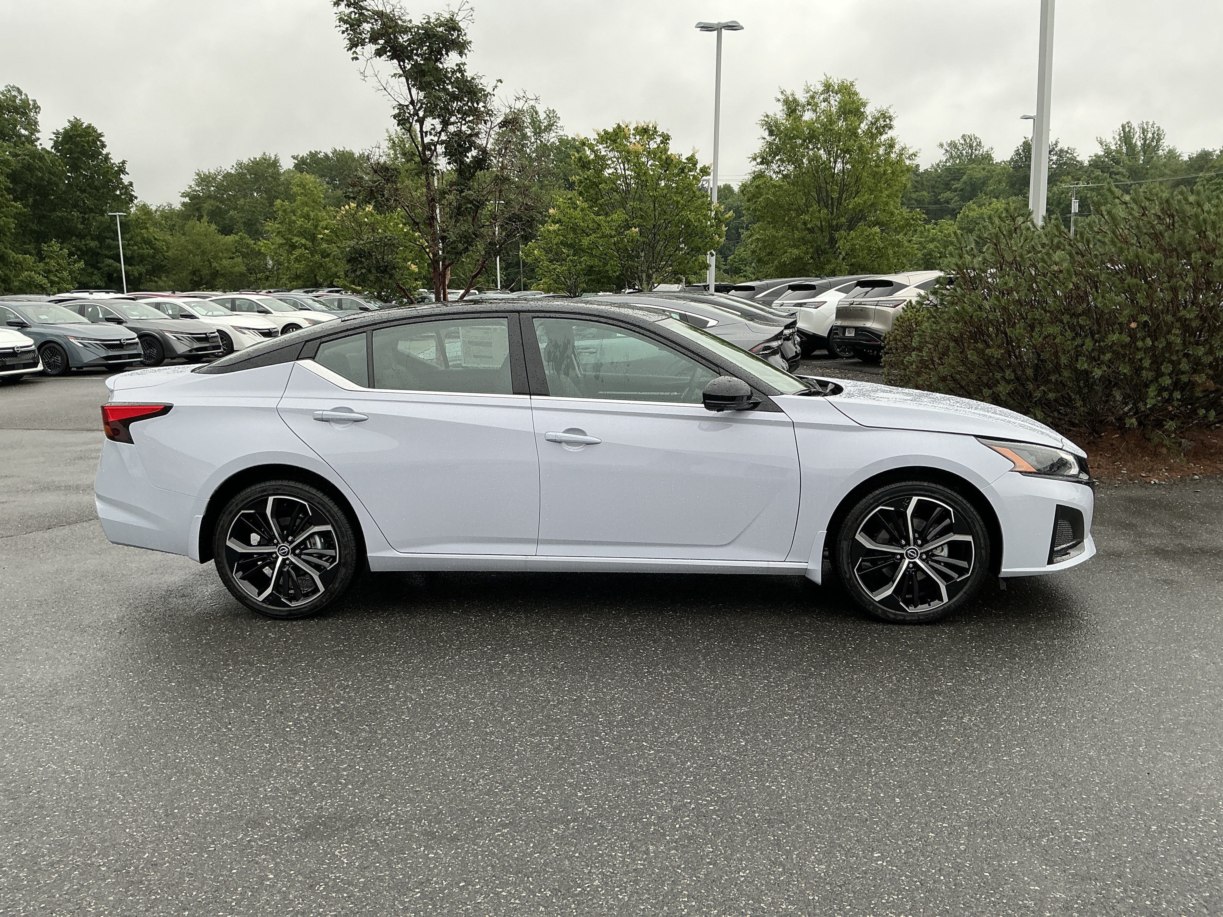 New 2026 Gray Sky Pearl / Super Black Two-tone Nissan SR image 3