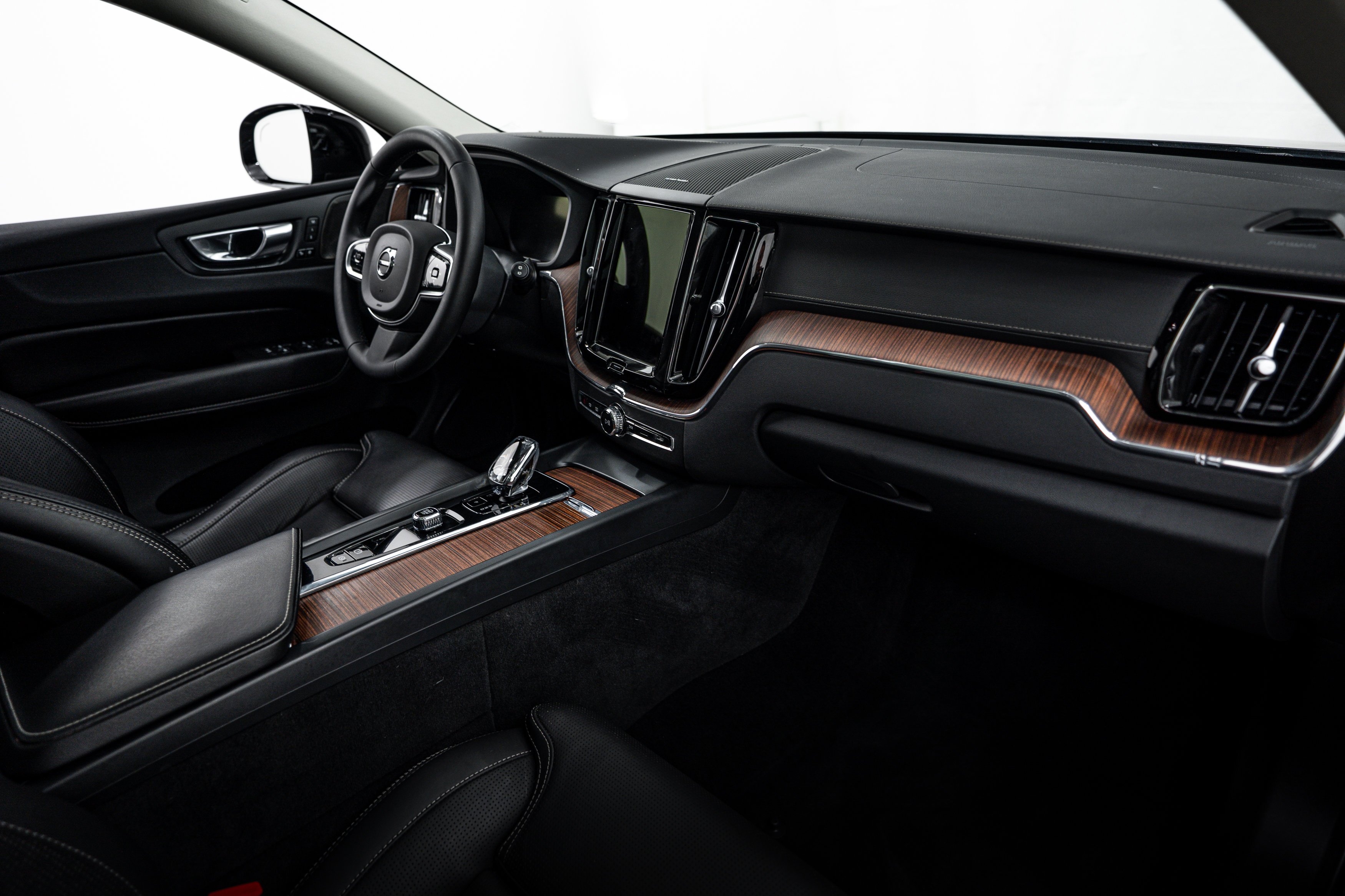 Used 2023 Onyx Black Metallic Volvo Ultimate Dark Theme image 9
