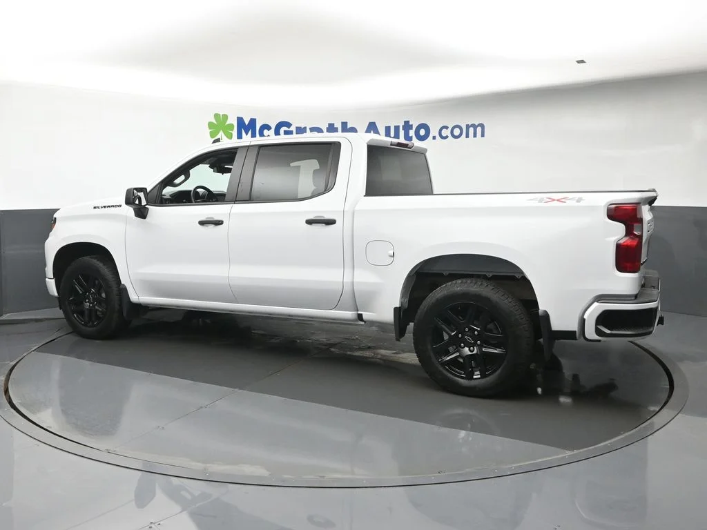 Used 2023 White Chevrolet Custom image 23