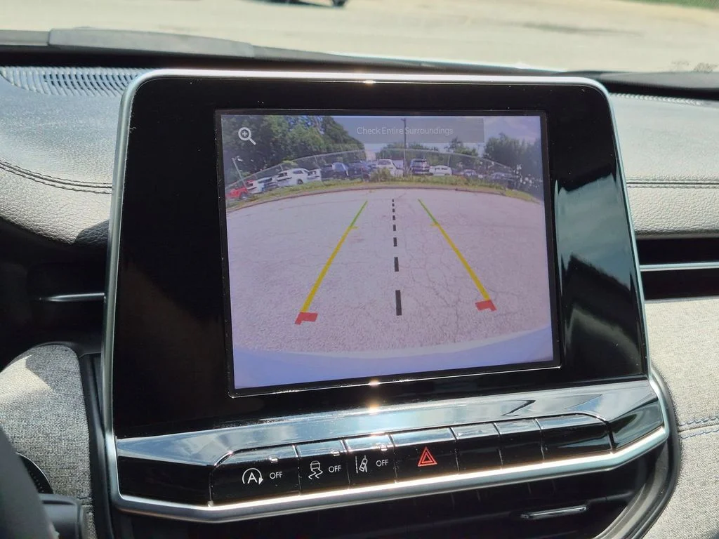 Used 2022 White Jeep Latitude image 18