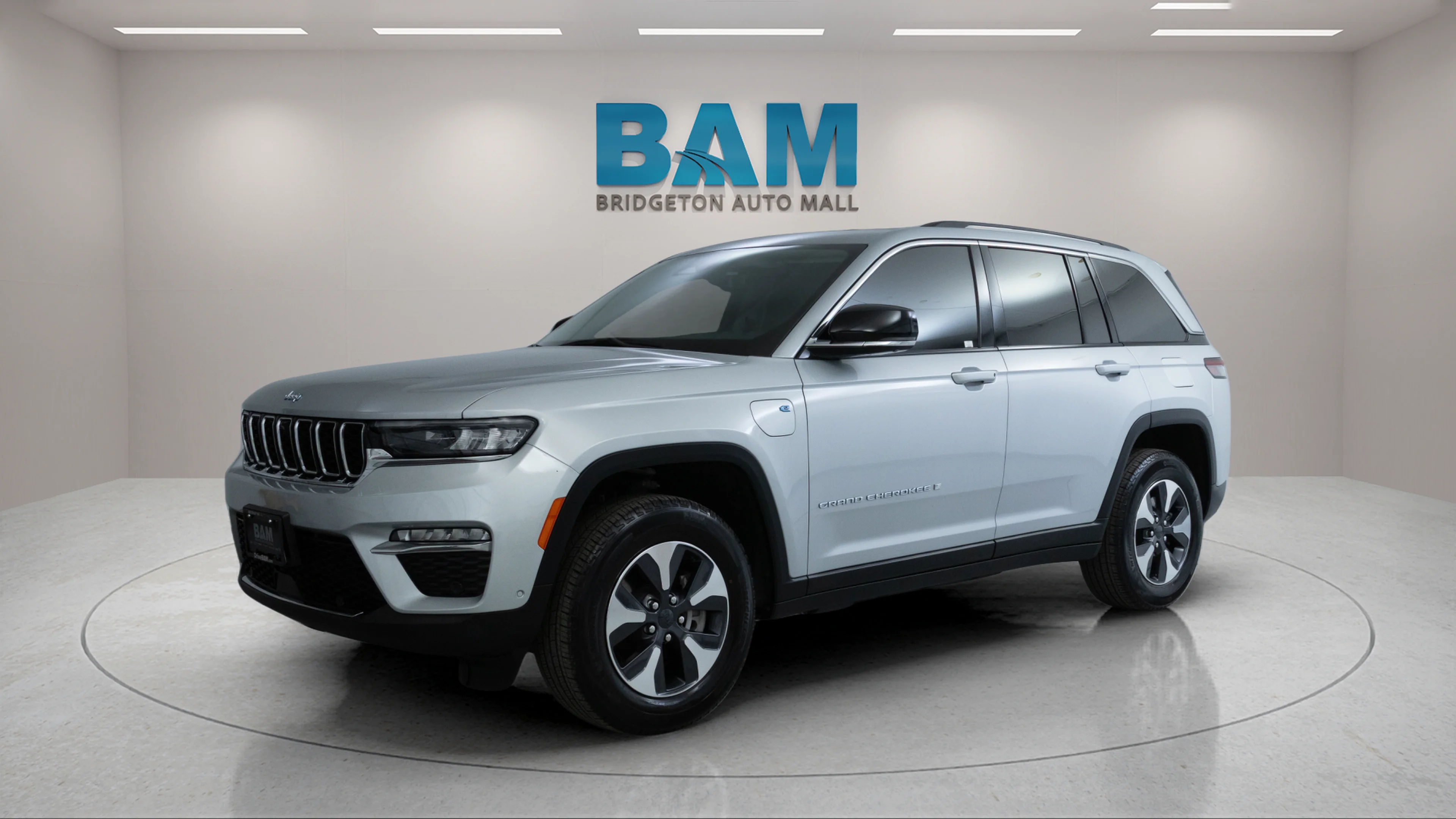 Used 2023 Silver Zynith Jeep  image 3