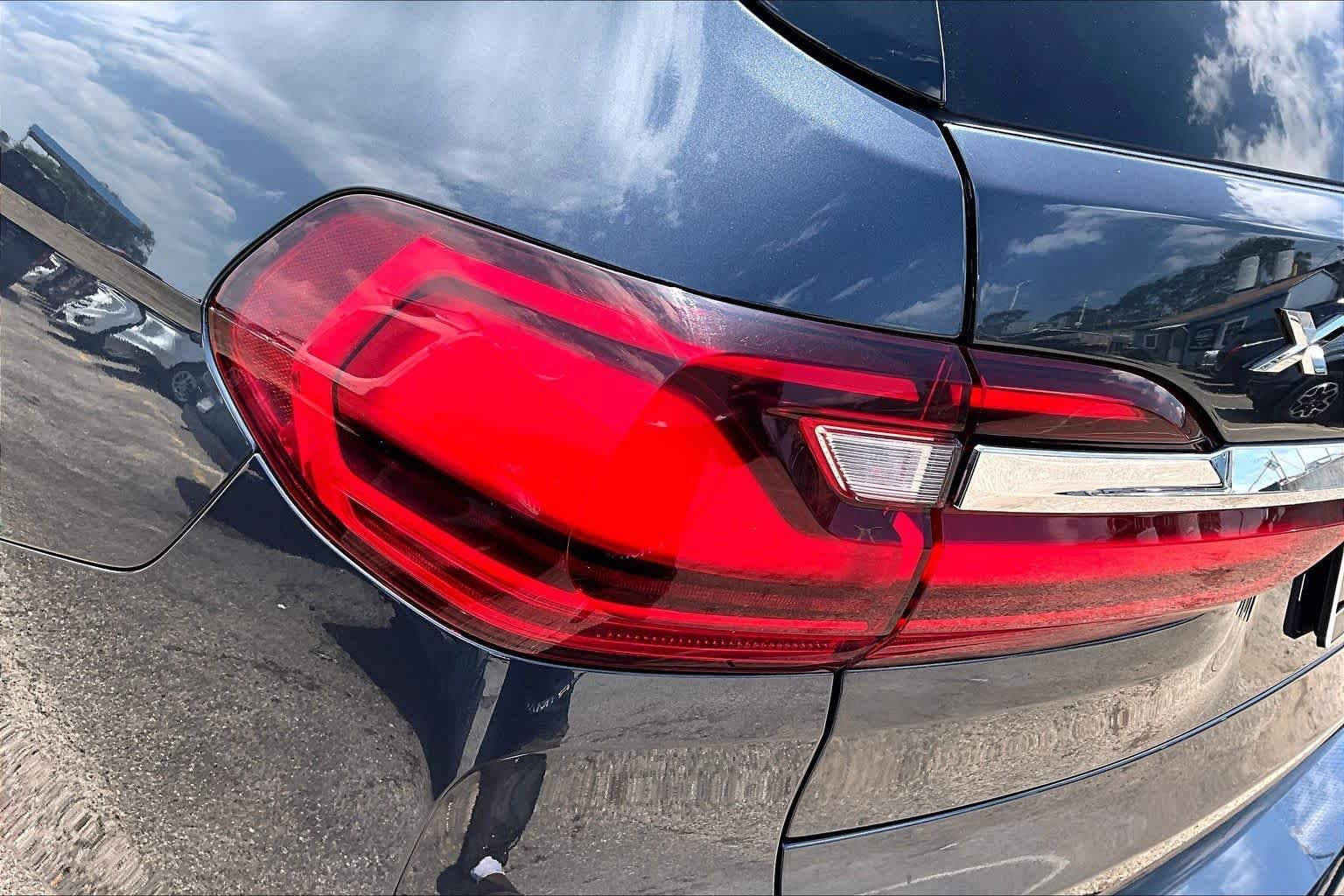 Used 2020 Arctic Gray Metallic BMW xDrive40i image 28