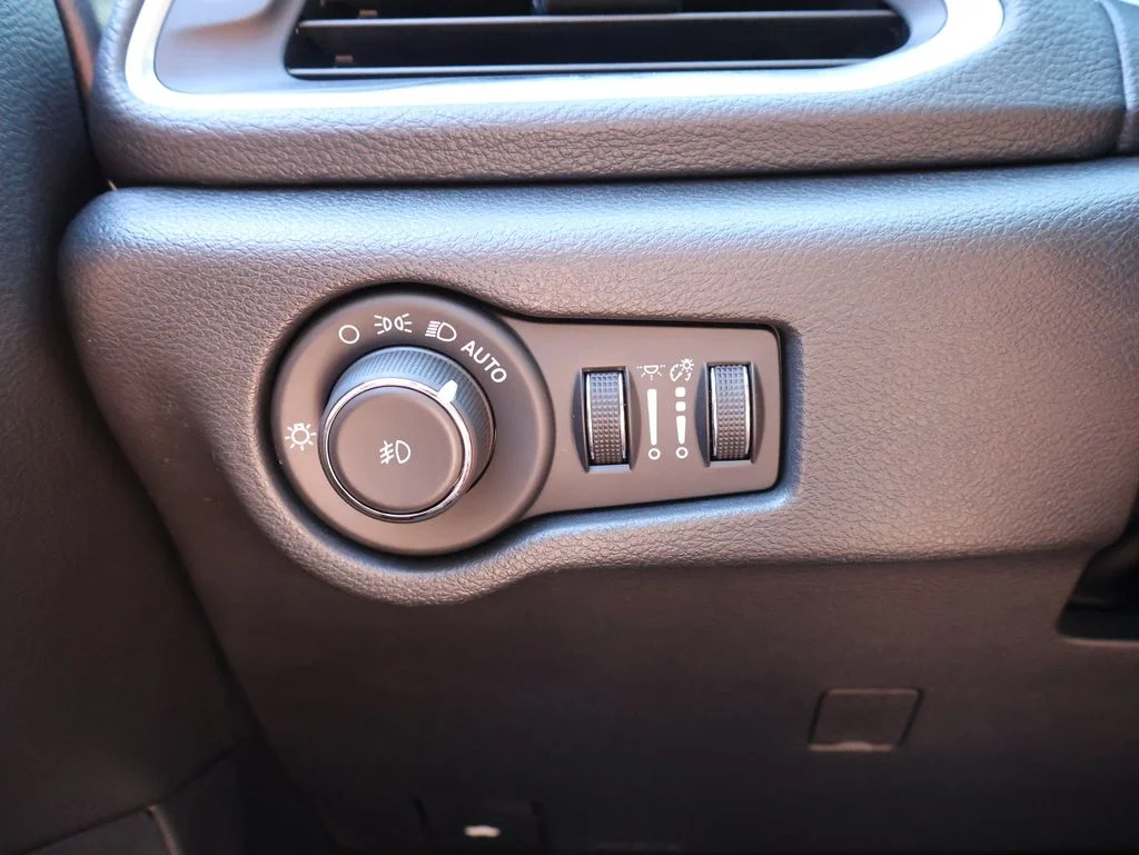 Used 2025 White Chrysler Limited image 30