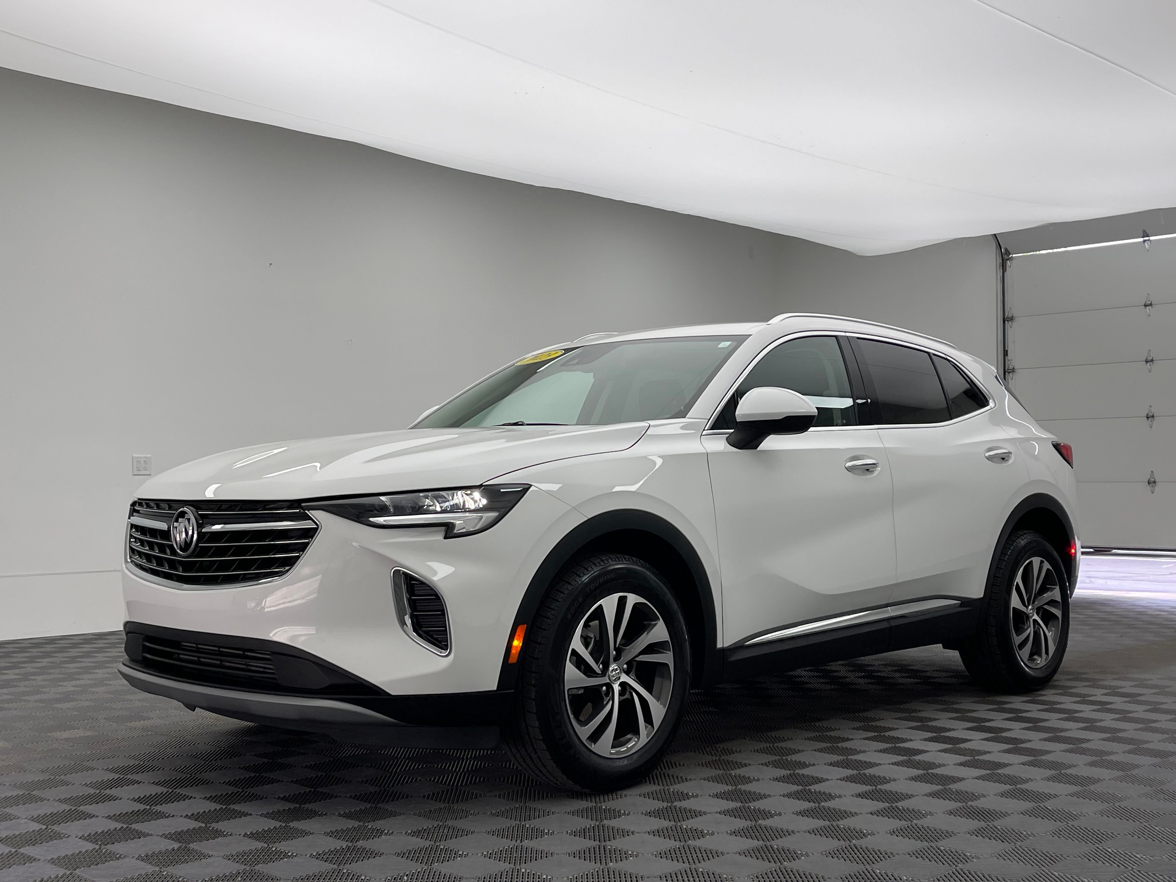 Used 2023 Summit White Buick Essence image 2