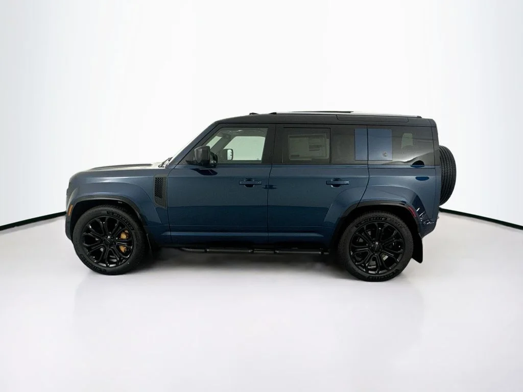 New 2026 Sargasso Blue Land Rover OCTA image 8