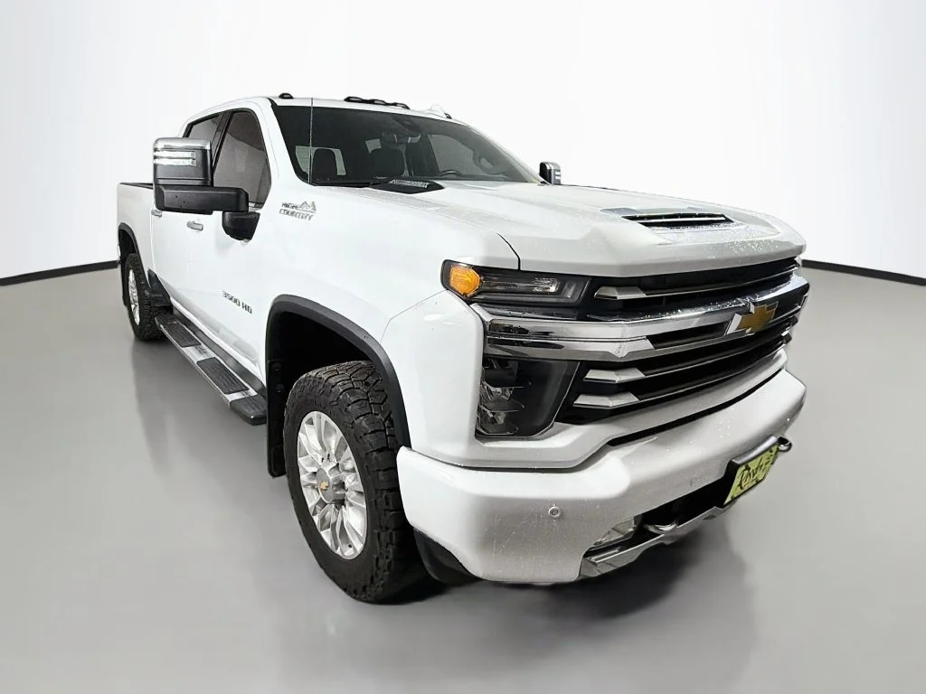 Used 2022 White Chevrolet High Country image 4