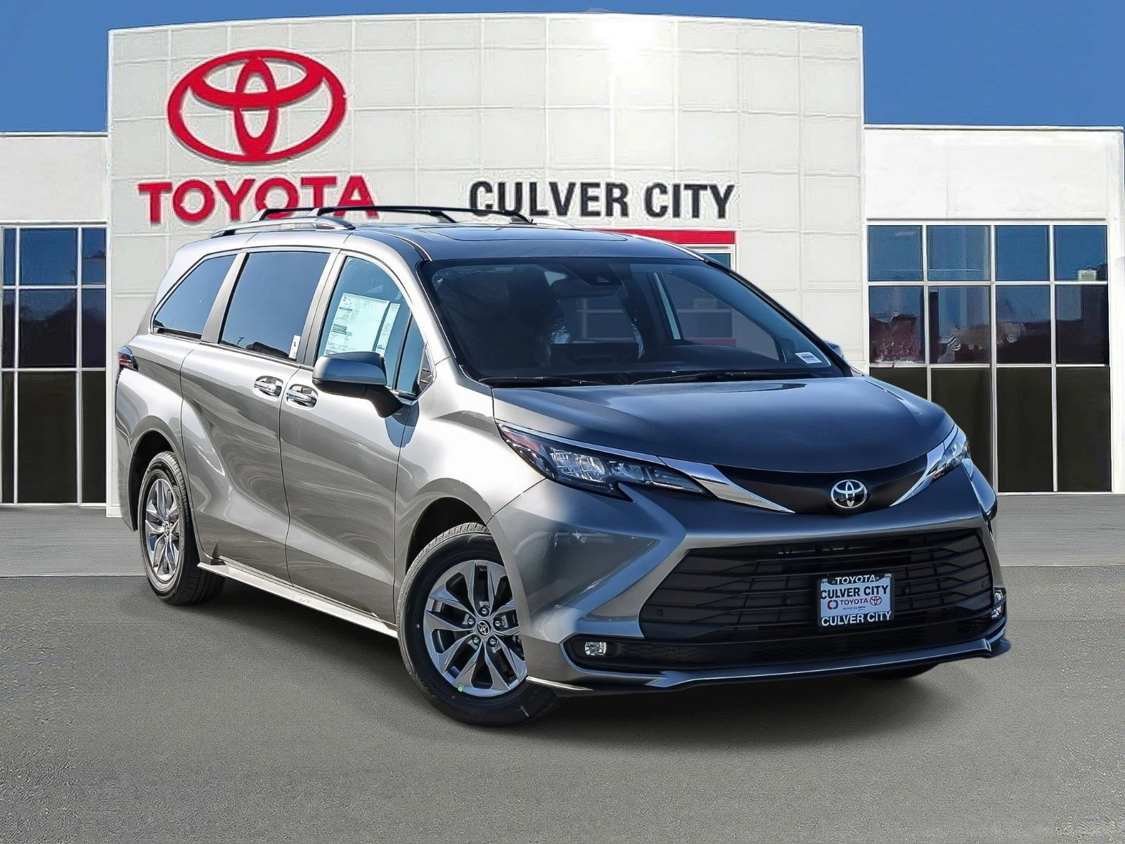 2026 Toyota Sienna XLE 8-Passenger Hybrid FWD's photo