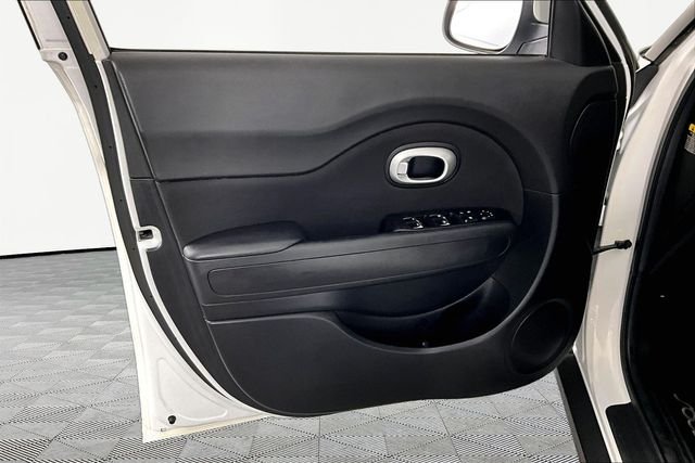 Used 2018 White Kia Plus image 18