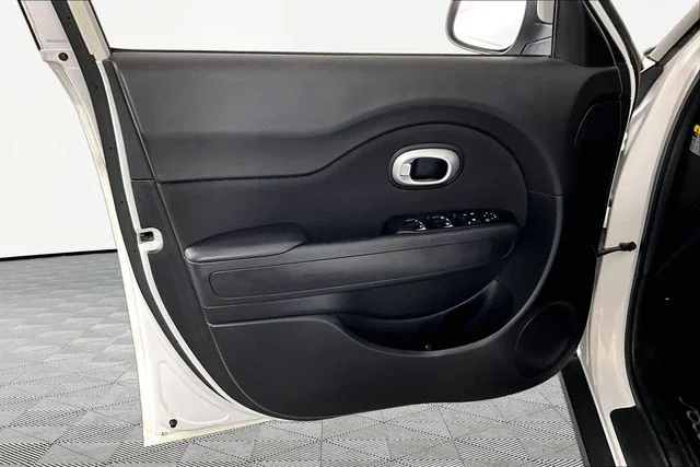 Used 2018 White Kia Plus image 18