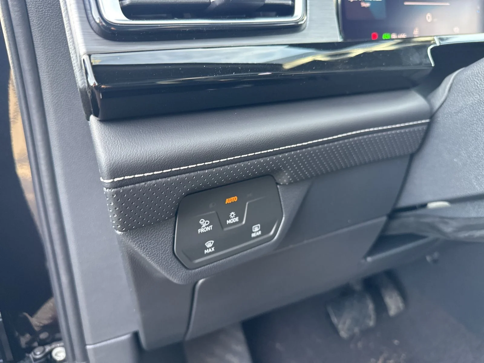 New 2026 Black Volkswagen 2.0T SE w/Technology image 14