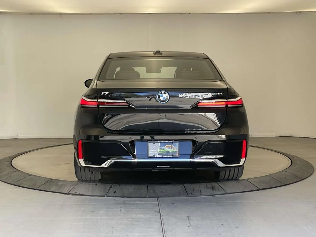 Used 2026 Black BMW xDrive60 image 4