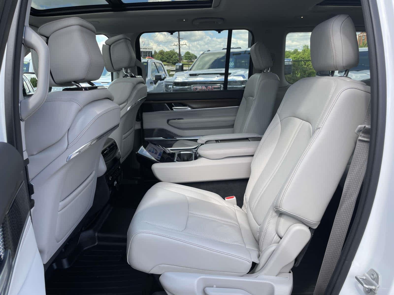 Used 2024 White Jeep 4x4 image 24