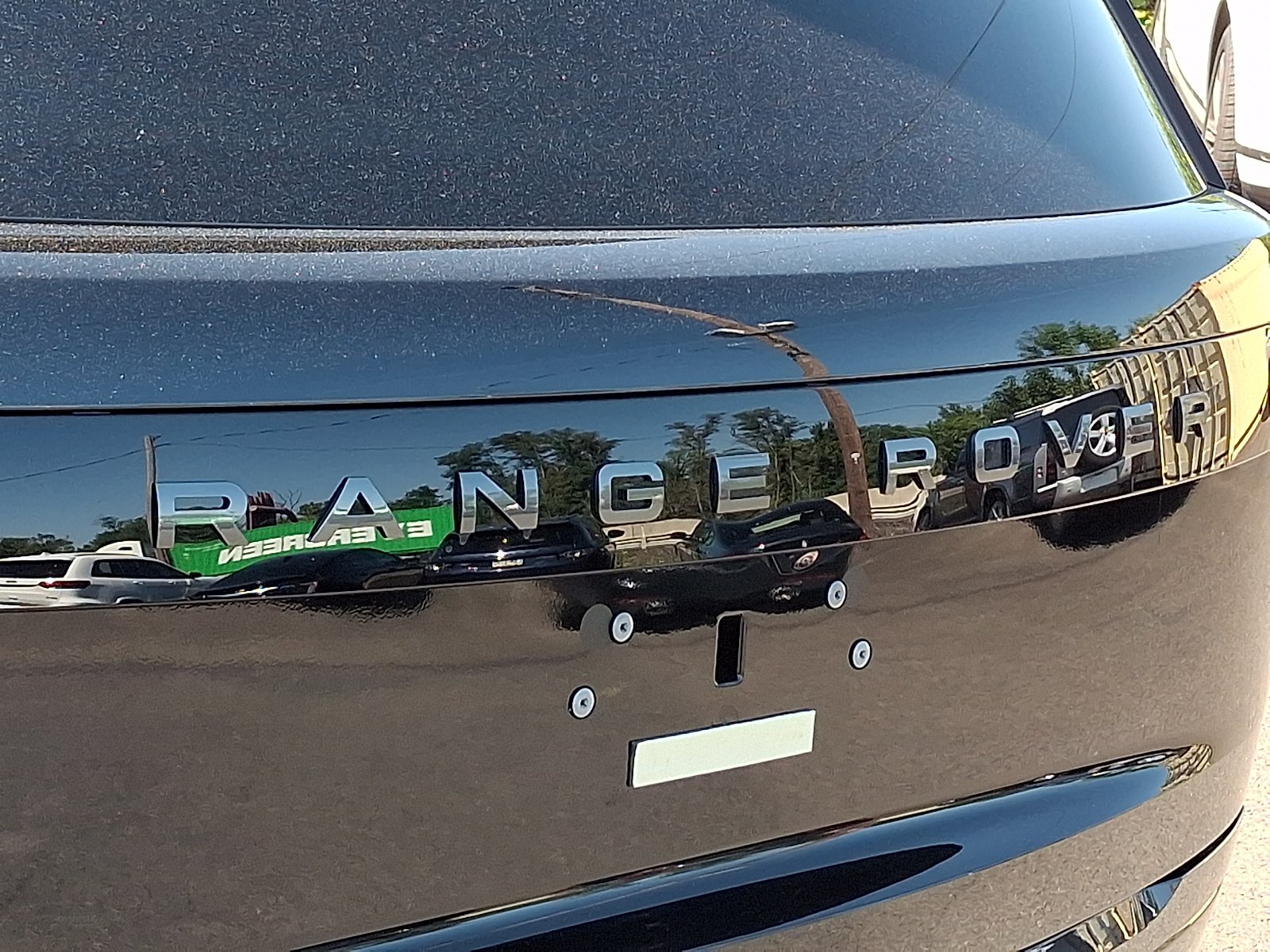New 2027 Santorini Black Land Rover SE image 18