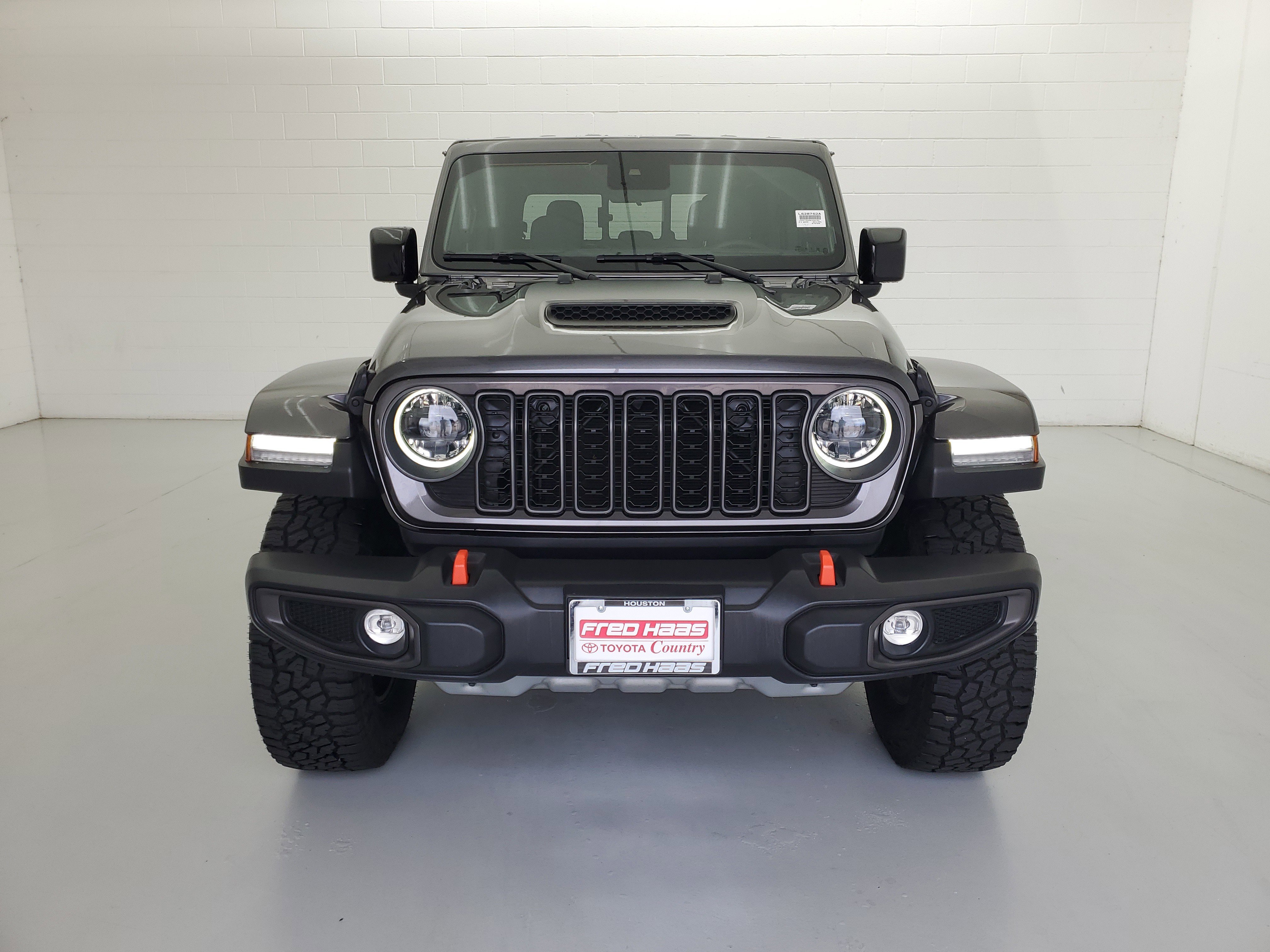 Used 2025 Granite Crystal Metallic Clearcoat Jeep Mojave image 3