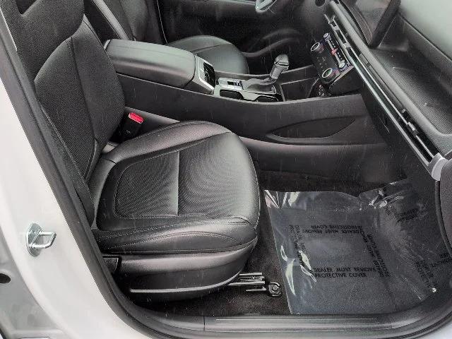 Used 2025 White Hyundai SEL Convenience image 24