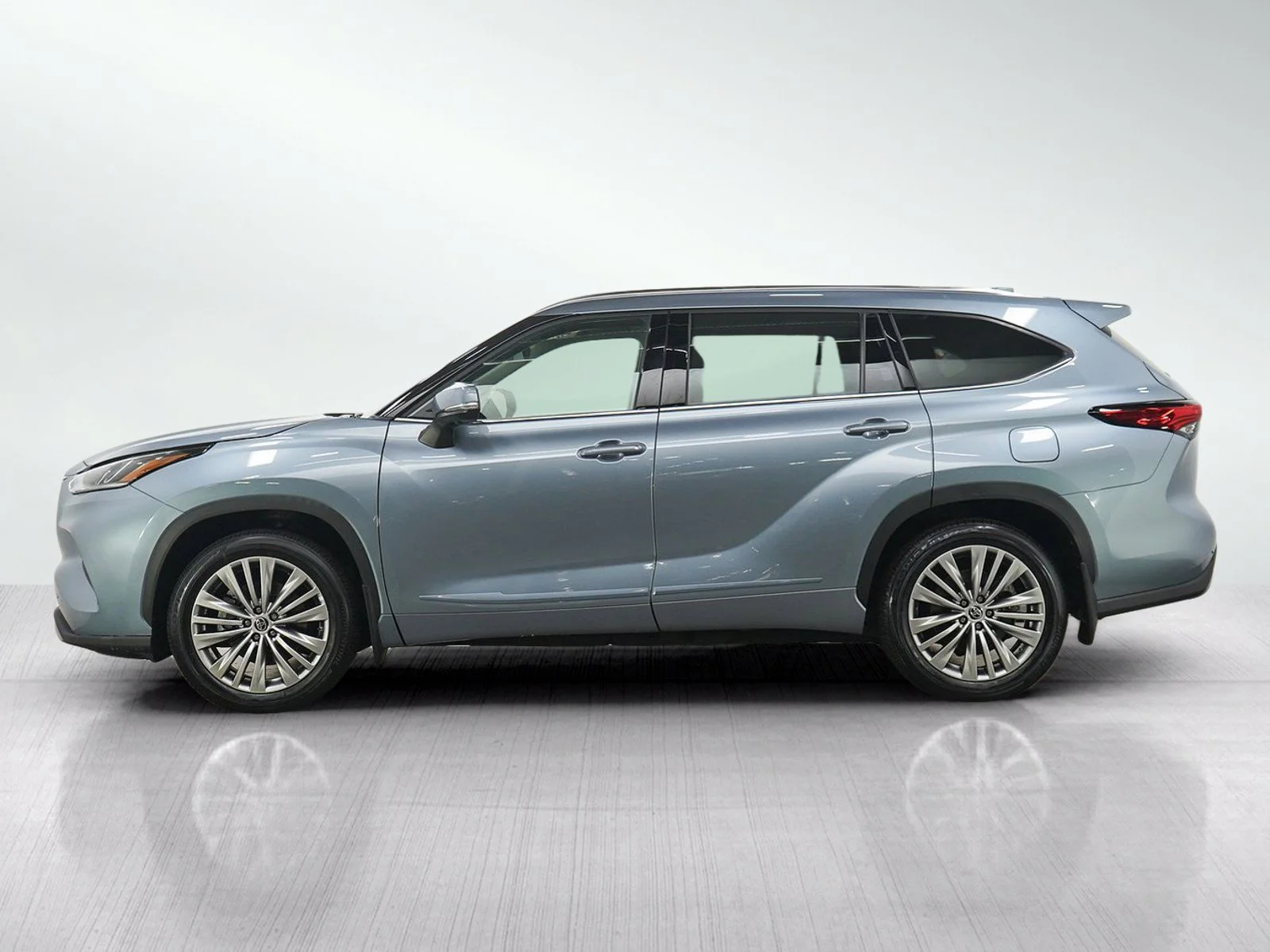 Used 2023 Toyota Highlander Platinum with VIN 5TDKDRBH4PS001051 for sale in Burnsville, Minnesota