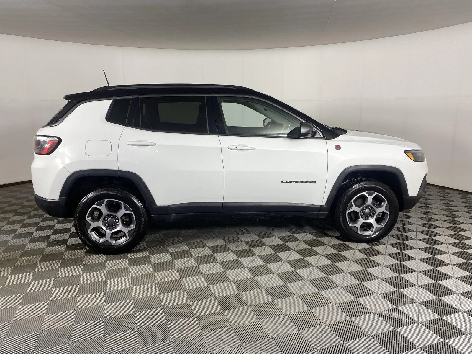 Used 2022 Bright White Clearcoat Jeep Trailhawk image 18
