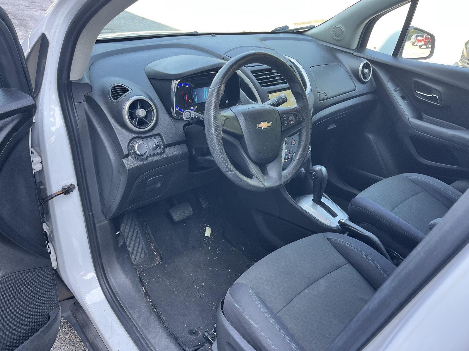 Used 2015 Summit White Chevrolet LS image 10