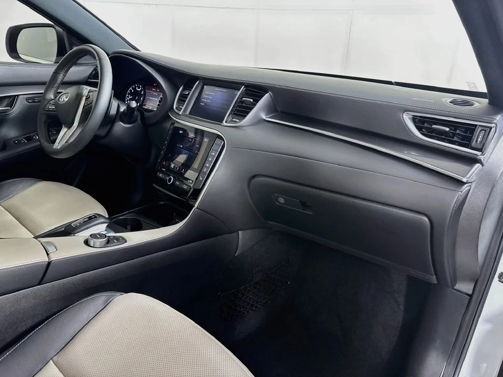 Certified Used 2025 White INFINITI LUXE image 40