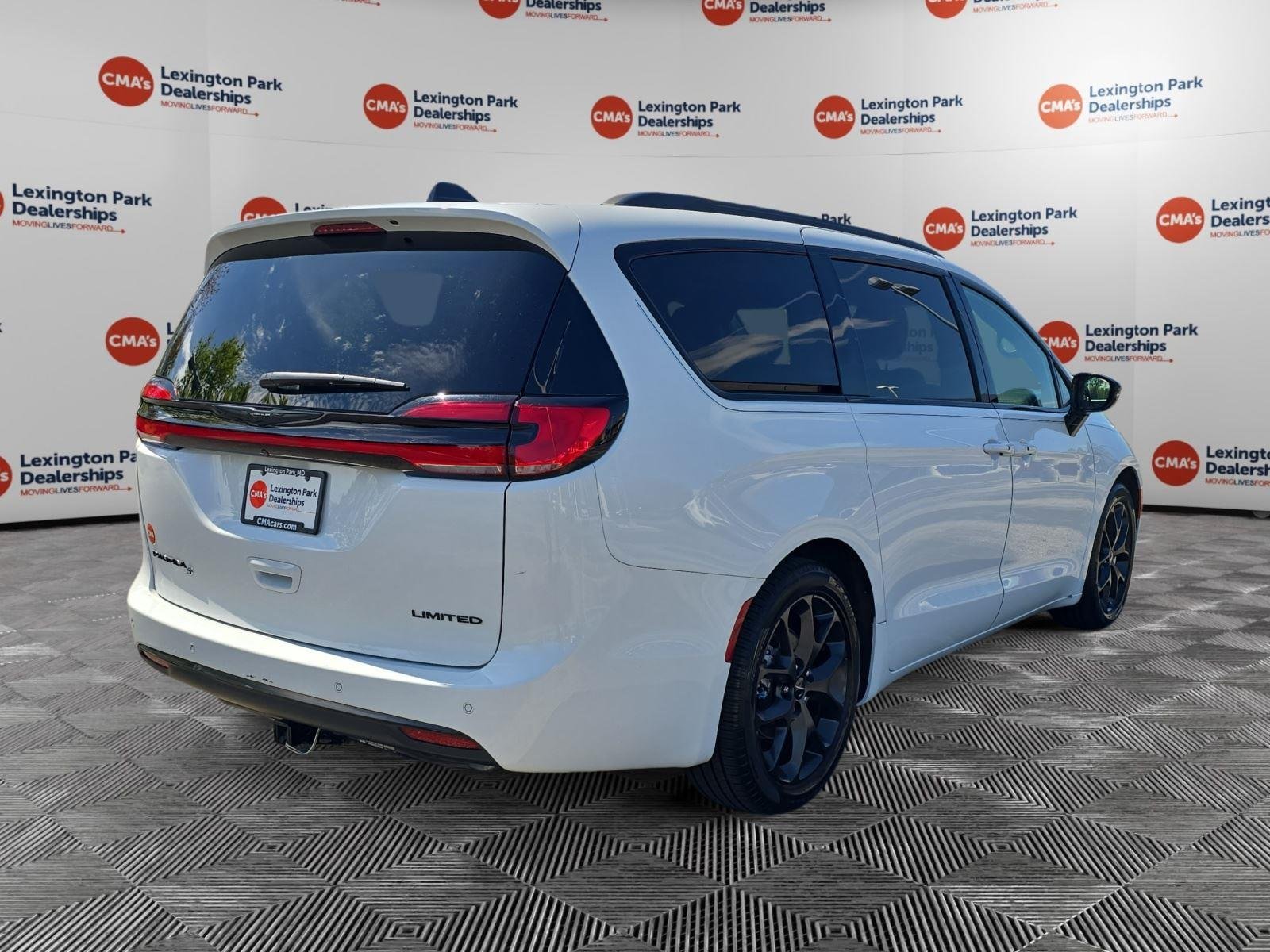 Used 2024 Bright White Clearcoat Chrysler Limited image 7