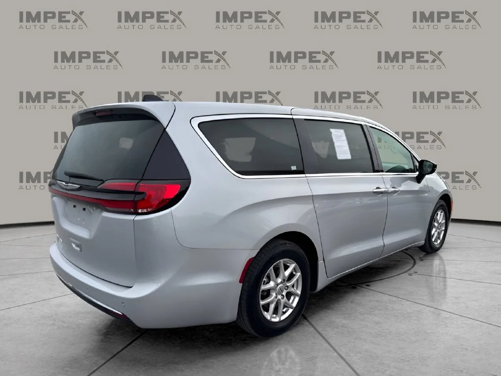 Used 2024 Silver Chrysler Touring L image 5