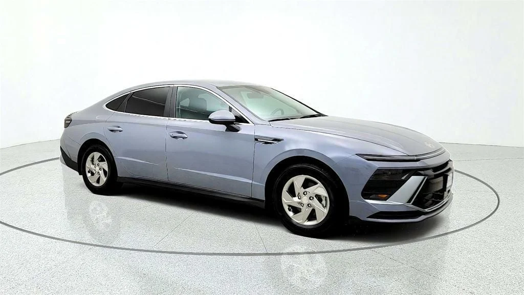 Used 2026 Transmission Blue Hyundai SE FWD image 3