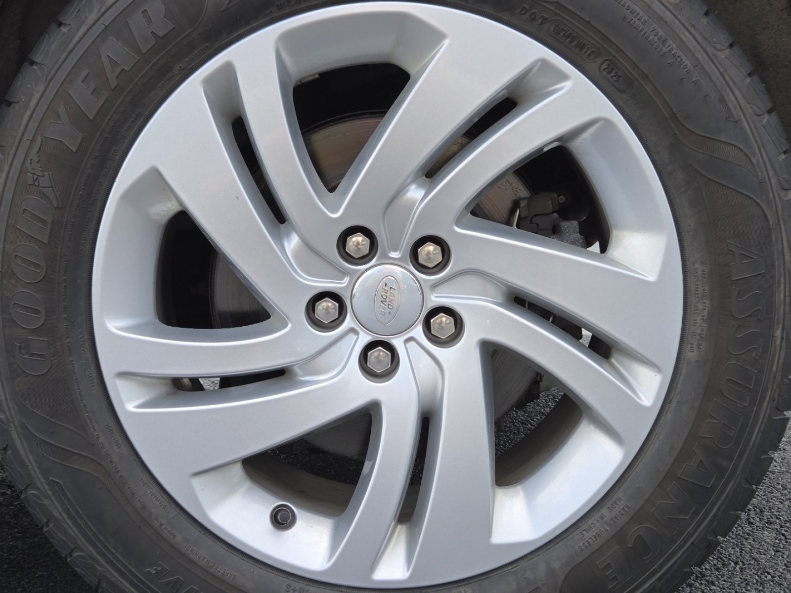 Used 2023 Fuji White Land Rover Dynamic image 15