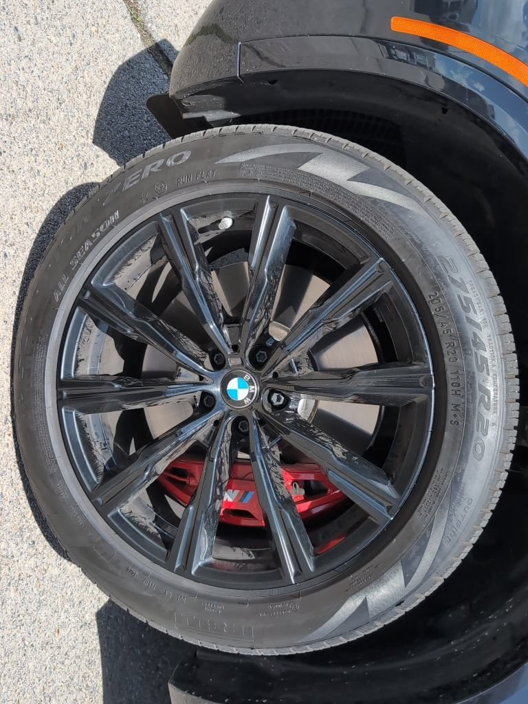 Used 2025 Black Sapphire Metallic BMW M60i image 11