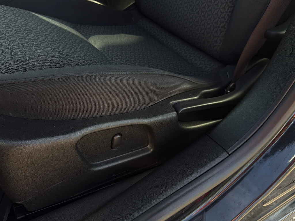 Used 2009 Carbon Black Metallic Pontiac Base image 10