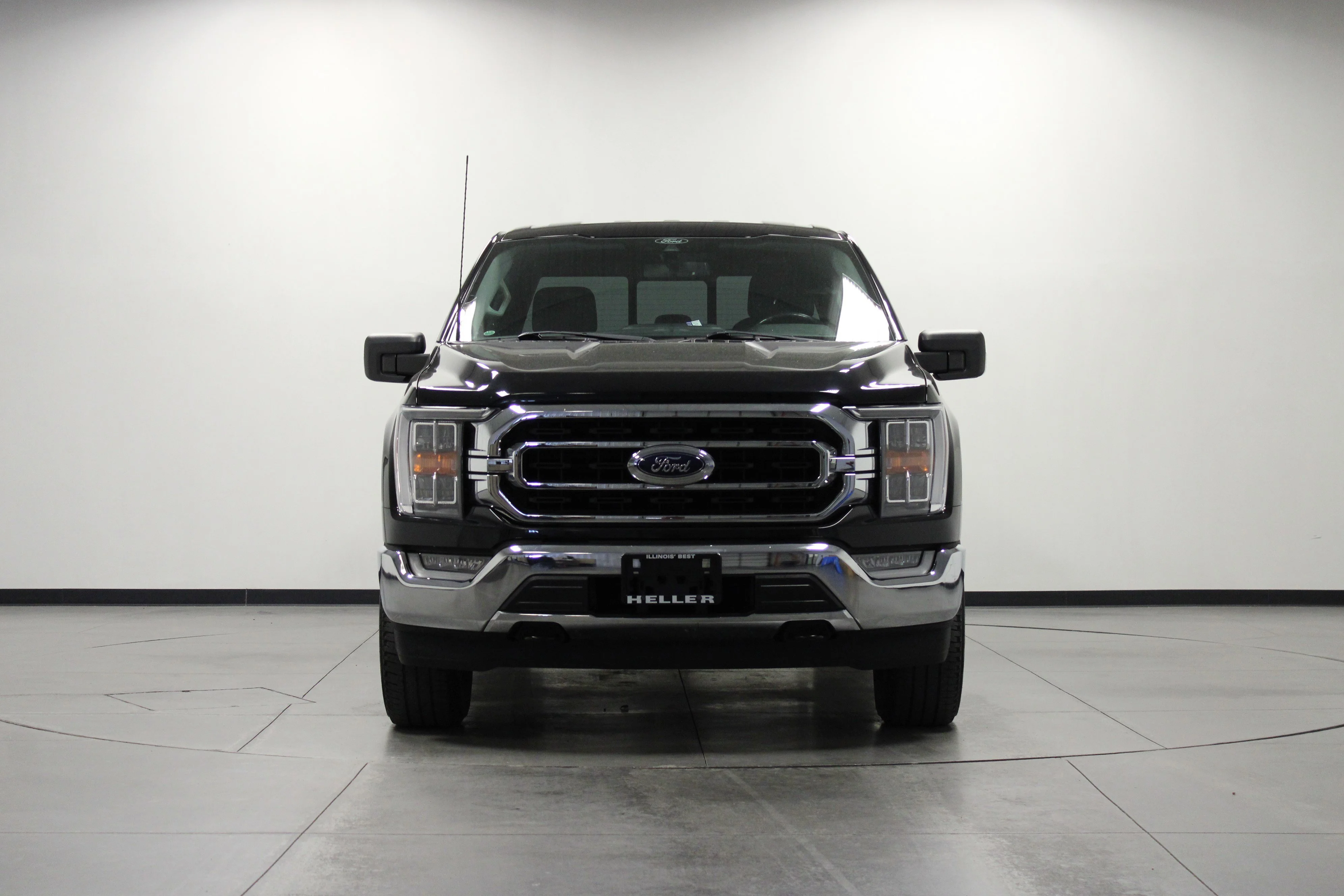 Used 2022 Agate Black Metallic Ford XLT image 9