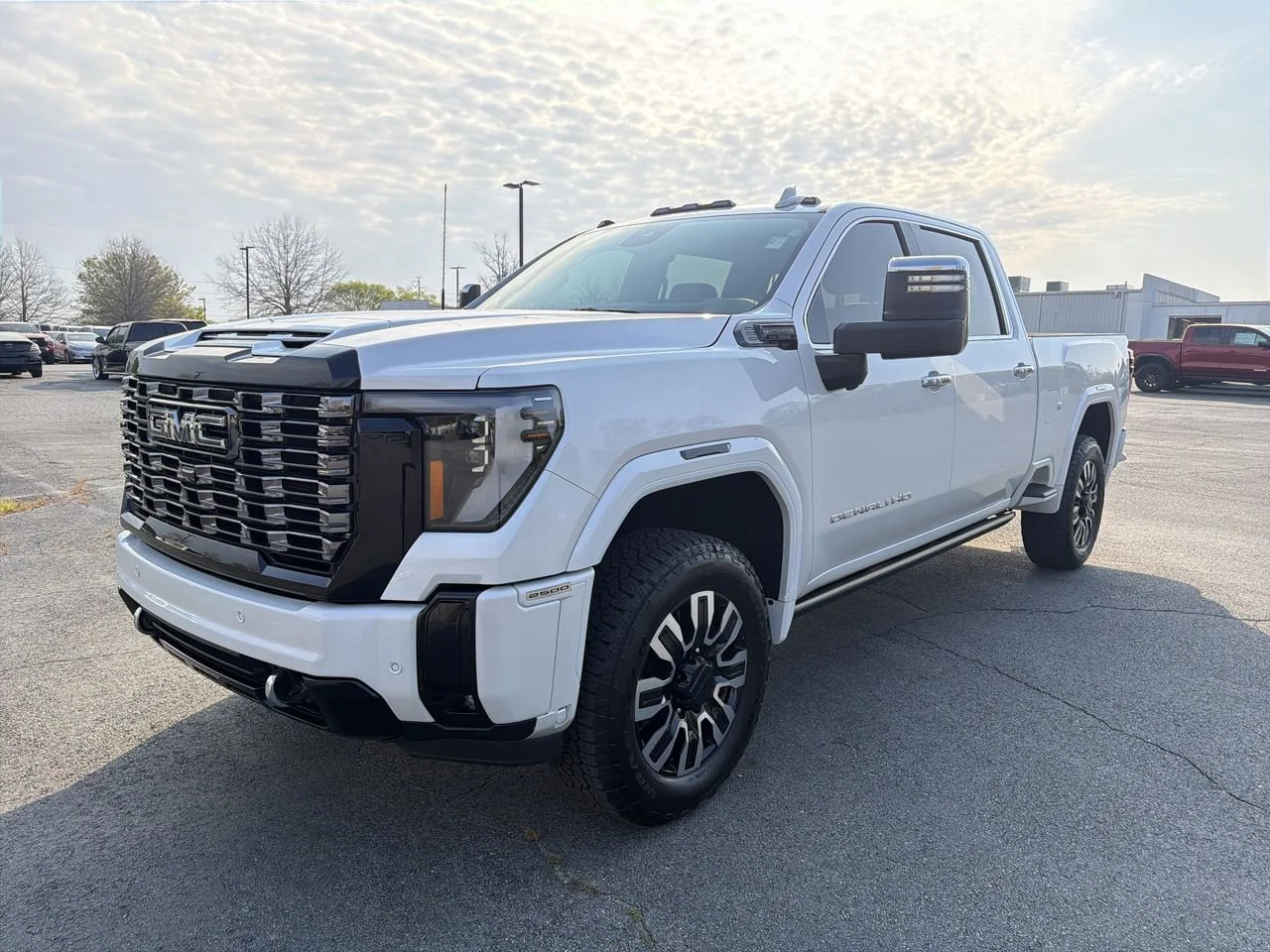 Used 2025 White Frost Tricoat GMC Denali Ultimate image 4