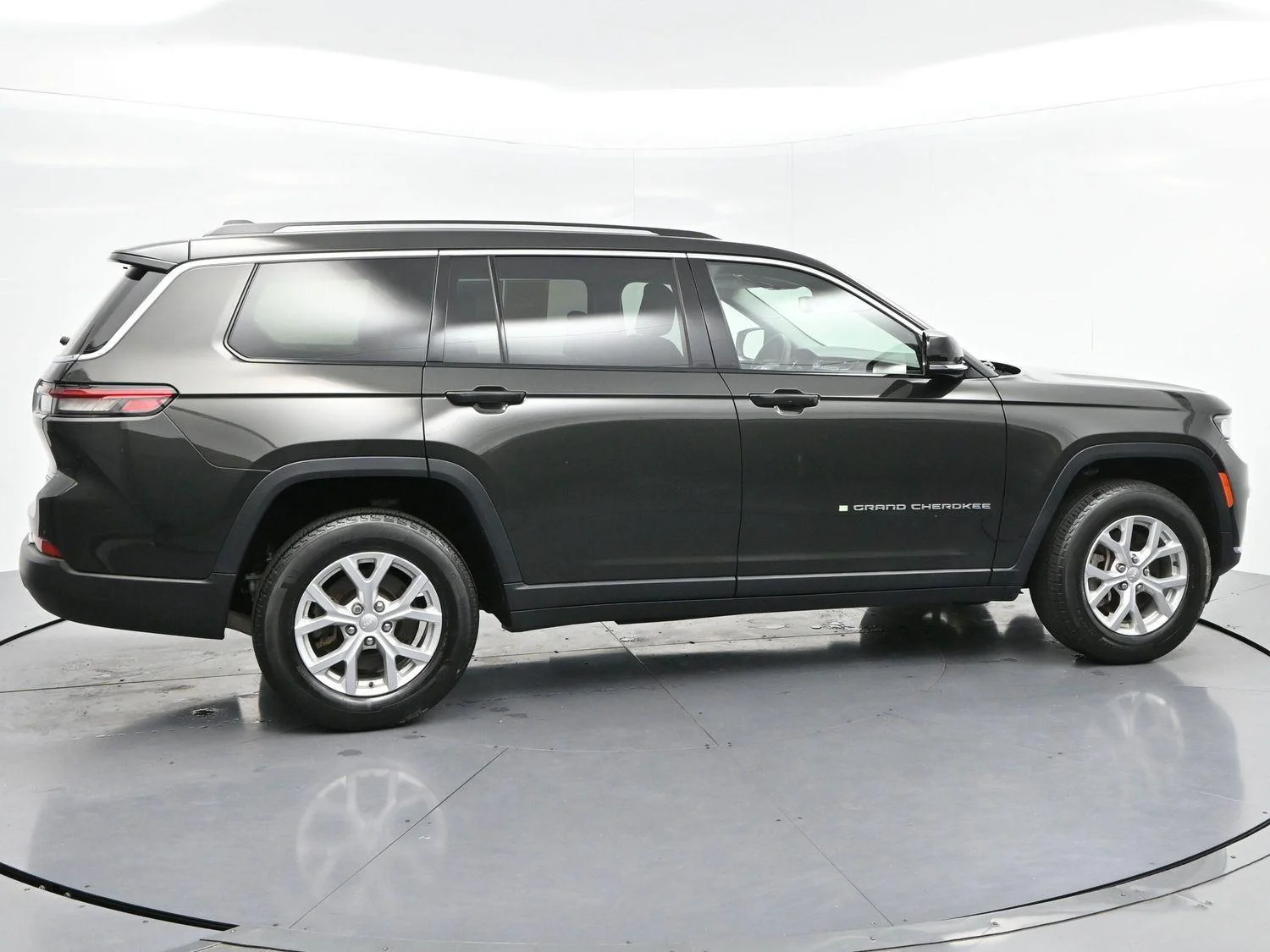 Used 2023 Rocky Mountain Pearlcoat Jeep Limited image 8